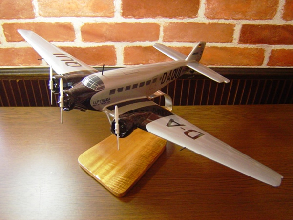 1/50 JU−52 LUFTHANSA（ユンカース） ソリッドモデル 木製航空機模型