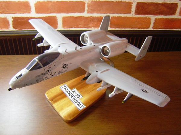 1/36 A−10 THUNDERBOLT（フェアチャイルド）攻撃機 ソリッドモデル木製航空機模型