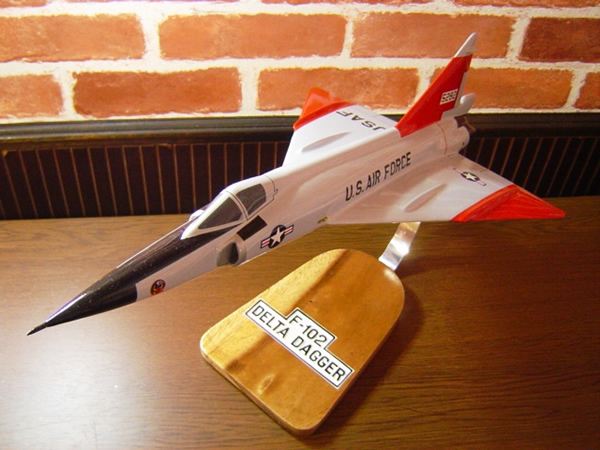 1/42 F−102 DELTA DAGGER（コンベア）戦闘機 ソリッドモデル木製航空機模型