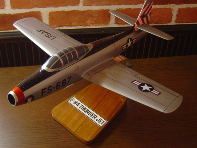 1/32 F−84 THUNDER JET（リパブリック）戦闘機ソリッドモデル木製航空機模型