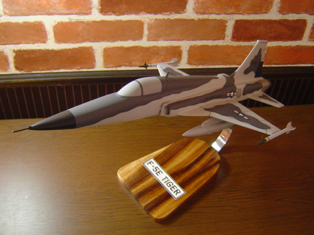 1/34 F−5E FREEDOM FIGHTER（ノースロップ） 戦闘機ソリッドモデル木製航空機模型