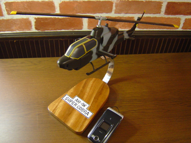 1/42 AH-1W コブラ （ベル） 米陸軍戦闘ヘリ ソリッドモデル木製航空機模型