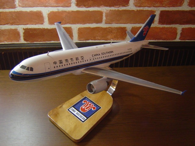 1/82 A320 中国南方航空 (エアバス） ソリッドモデル 木製航空機模型