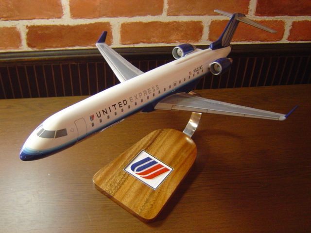 1/56 CRJ-700 ユナイテッドエクスプレス (ボンバルディア) ソリッドモデル木製航空機模型