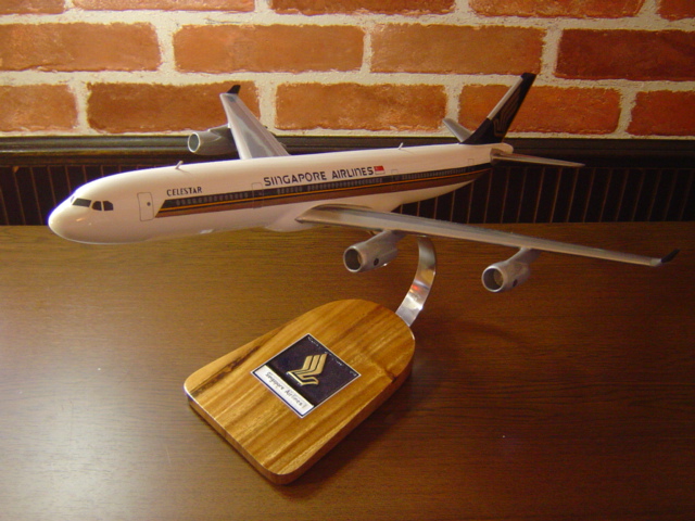 1/140 A340-300 シンガポール航空(エアバス） ソリッドモデル 木製航空機模型